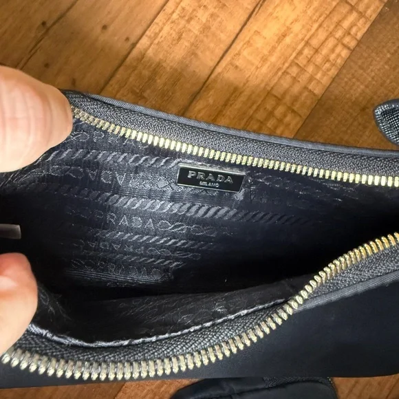 Prada Elegant Black Leather Bag - Picture 4 of 6